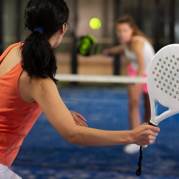 Le padel est une activité à faire en duo