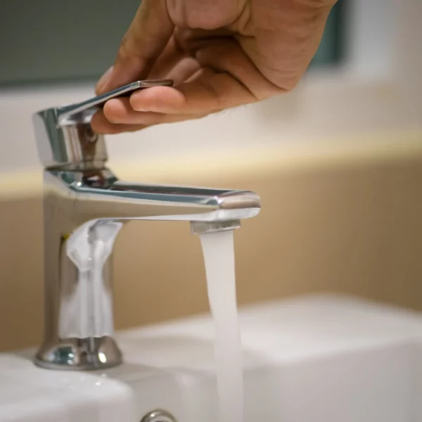 Passer les mains sous l'eau tiède