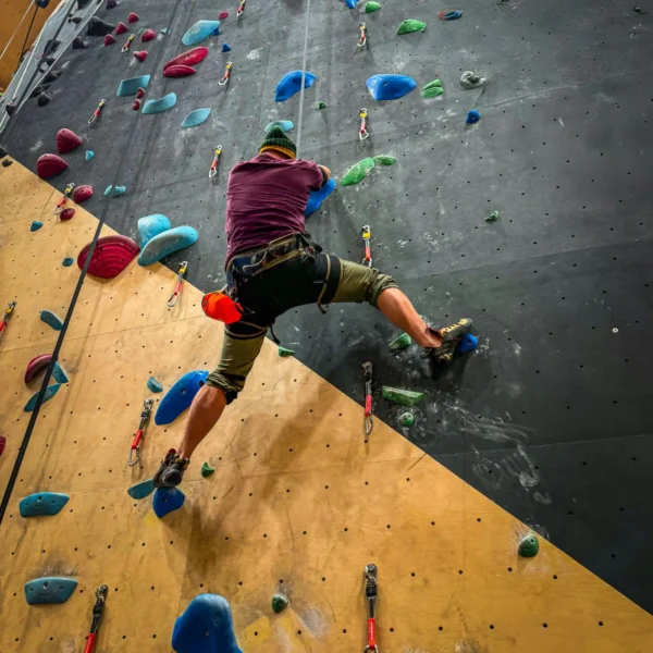 Un homme qui réalise une épreuve de vitesse en escalade